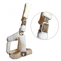 Halfter beidseitig am Genickriemen verstellbar, mit silbernen Beschlägen und Karabiner, mit Kunstfell ummantelt, freigestellt