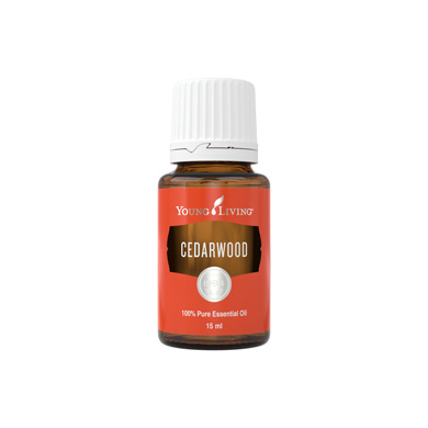Ätherisches Öl Zeder von Young Living, freigestellt vor weissem Hintergrund