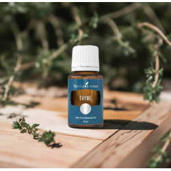 Ätherisches Öl Thymian von Young Living, 100 % naturrein in Braunglasflasche mit Tropfer, in der Natur mit Thymian