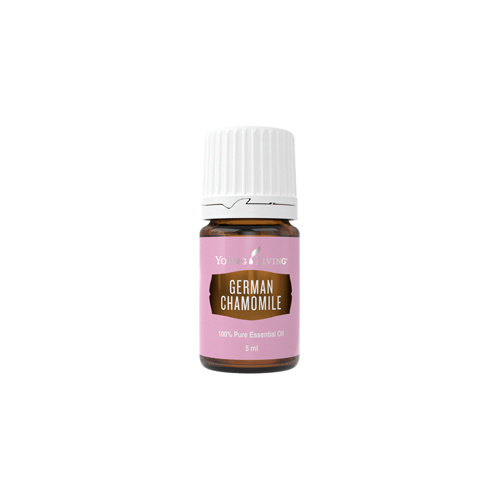 Ätherisches Öl Deutsche Kamille von Young Living, freigestellt vor weissem Hintergrund