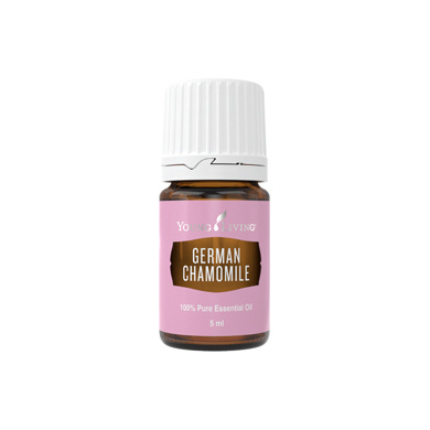 Ätherisches Öl Deutsche Kamille von Young Living, freigestellt vor weissem Hintergrund