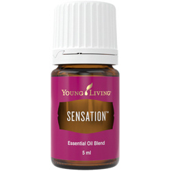 Ätherisches Öl Sensation von Young Living, Ylang Ylang, Jasmin und Geranie. Produktflasche mit Etikett, freigestellt vor Weiß