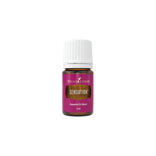 Ätherisches Öl Sensation von Young Living, Ylang Ylang, Jasmin und Geranie. Produktflasche mit Etikett, freigestellt vor Weiß Ätherisches Öl Sensation von Young Living, Ylang Ylang, Jasmin und Geranie. Produktflasche mit Etikett, freigestellt vor Weiß