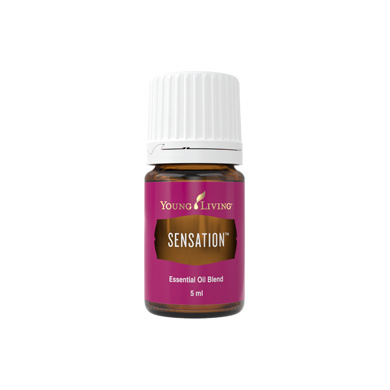 Ätherisches Öl Sensation von Young Living, Ylang Ylang, Jasmin und Geranie. Produktflasche mit Etikett, freigestellt vor Weiß