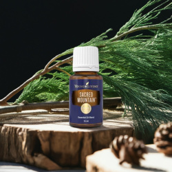 Ätherisches Öl Sacred Mountain von Young Living, 100 % naturrein in Braunglasflasche mit Tropfer, auf Holz mit Zeder