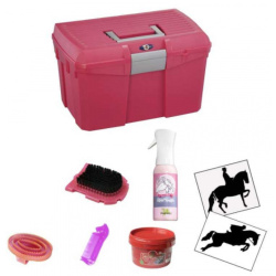 Putzkoffer Farbe Rosa bzw. Himbeere, abgebildet mit Inhalt: Putzhandschuh, Striegel, Mähnenspray, Huffett, Kamm, freigestellt
