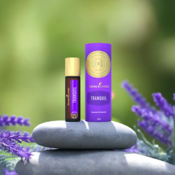 Ätherisches Öl Tranquil Roll-On von Young Living, 100 % naturrein in Braunglasflasche mit Roll-On, in der Natur auf Stein