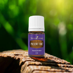 Ätherisches Öl Present Time von Young Living, 100 % naturrein in 15ml Braunglasflasche mit Tropfer, in der Natur in der Sonne
