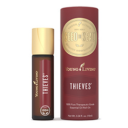Ätherisches Öl Thieves Roll-On mit Verpackung von Young Living, freigestellt vor weissem Hintergrund