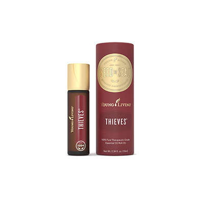 Ätherisches Öl Thieves Roll-On mit Verpackung von Young Living, freigestellt vor weissem Hintergrund