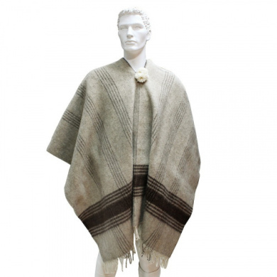 Poncho Lana 100% reine Schurwolle,  Farbe mittel, wenig senkrechte, dunkle Streifen, mit Bommel, mit Fransen, freigestellt