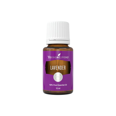 Ätherisches Öl Lavendel von Young Living, Produktflasche mit weißem Etikett, freigestellt vor weissem Hintergrund