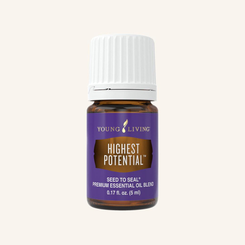 Ätherisches Öl "Highest Potential" von Young Living, Braunglasflasche mit Etikett mit Tropfer, freigestellt vor weißem Grund Ätherisches Öl "Highest Potential" von Young Living, Braunglasflasche mit Etikett mit Tropfer, freigestellt vor weißem Grund