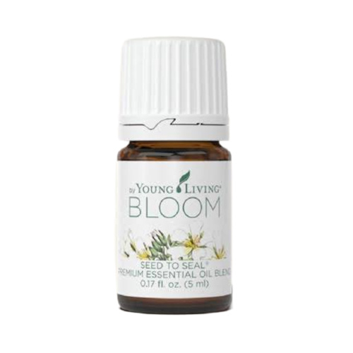 Ätherisches Öl "Bloom" von Young Living, 5ml Braunglasflasche mit Etikett, mit Tropfer, freigestellt vor weißem Hintergrund Ätherisches Öl "Bloom" von Young Living, 5ml Braunglasflasche mit Etikett, mit Tropfer, freigestellt vor weißem Hintergrund