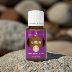 Ätherisches Öl "Harmony" von Young Living, Braunglasflasche mit Etikett mit Tropfer, dargestellt in der Natur