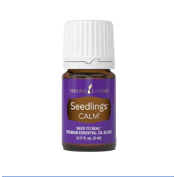 Ätherisches Öl Seedlings Calm™ von Young Living, in 5ml Braunglasfalsche mit Etikett, mit Tropfer, freigestellt auf Weiß Ätherisches Öl Seedlings Calm™ von Young Living, in 5ml Braunglasfalsche mit Etikett, mit Tropfer, freigestellt auf Weiß