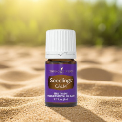 Ätherisches Öl Seedlings Calm™ von Young Living, in 5ml Braunglasfalsche mit Etikett, mit Tropfer, dargestellt in der Natur