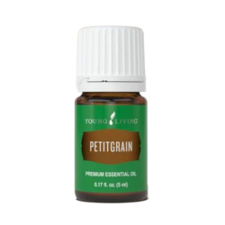 Ätherisches Öl Petitgrain von Young Living, 5ml Braunglasflasche mit Etikett und Tropfer, freigestellt vor weissem Hintergrund Ätherisches Öl Petitgrain von Young Living, 5ml Braunglasflasche mit Etikett und Tropfer, freigestellt vor weissem Hintergrund