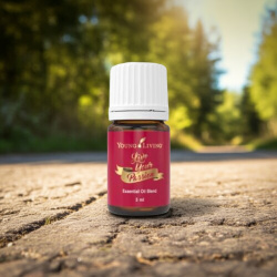 Ätherisches Öl "Live your Passion" von Young Living, 5ml Braunglasflasche mit Etikett und Tropfer, dargestellt in der Natur