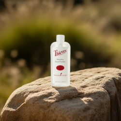 Handreinigungslotion mit ätherischen Ölen von Young Living, Vorratsflasche, dargestellt in der Natur