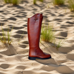 Spanischer Polostiefel braun, hochwertiges Rindsleder, Hochschaft, ohne Steigbügelschutz, Seitansicht, dargestellt auf Sand