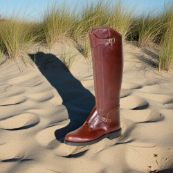 Spanischer Polostiefel braun, hochwertiges Rindsleder, Frontreißverschluss, Seitansicht, fdargestellt auf Sand