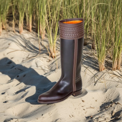 Spanischer Reitstiefel Cartujano in feinem Calada Still, ohne Reißverschluss, schräge Seitansicht, dargestellt am Strand