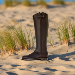 Spanischer Reitstiefel Antiguo braun, halb verdeckter Außenreißverschluss, getragen, dargestellt im Sand