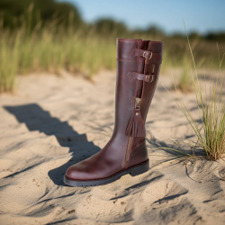 Spanischer Reitstiefel Montaña braun, Bommel am Reißverschluss, Seitansicht von schräg vorne, dargestellt in Sand