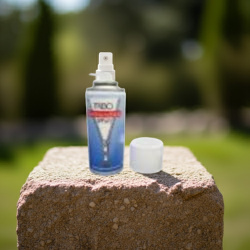 Reißverschluss- Spray in der Spraydose, dargestellt in der Natur