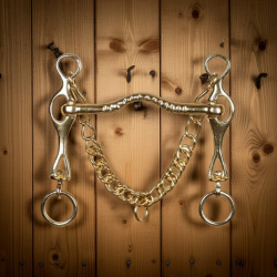 Portugiesische Kandare, gold mit beweglichen Anzügen, 12,5cm, 13,5cm & 14,5cm, abgebildet mit Kinnkette, dargestellt auf Holz