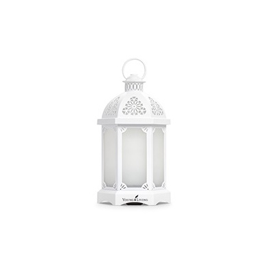 Nostalgischer, hochwertiger Ultraschall-Diffusor "Lantern" von Young Living weiß, Laterne aus Metall mit Glas, freigestellt