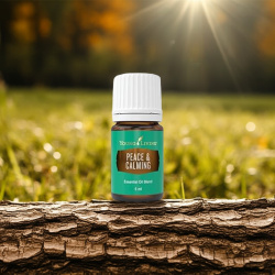 Ätherisches Ö  Peace&Calming von Young Living, 100 % naturrein in Braunglasflasche mit Tropfer, dargestellt in der Natur