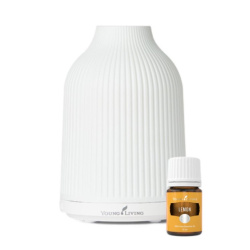 Diffusor "Adobe Mist"von Young Living, mit 5ml Zitronen- Premium- Öl in Braunglasflasche mit Etikett, freigestellt