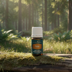 Ätherisches Premium Öl Hemlocktanne (Tsuga) von Young Living, 5ml Braunglasflasche mit Tropfverschluss und Etikett, im Wald