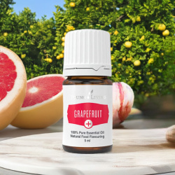 Ätherisches Öl Grapefruit plus von Young Living, auf einem Tisch in der Landschaft