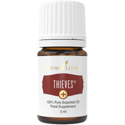 Ätherisches Öl Thieves Plus von Young Living, freigestellt vor weissem Hintergrund