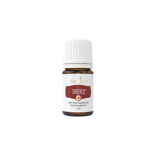 Ätherisches Öl Thieves Plus von Young Living, freigestellt vor weissem Hintergrund