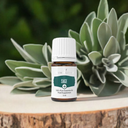 Ätherisches Öl Salbei Plus von Young Living, 100 % naturrein in Braunglasflasche mit Tropfer, auf Holz mit Salbei im Hintergrund
