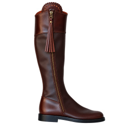 Spanischer Reitstiefel Kate,  Hochschaftstiefel aus Leder mit Außenreißverschluss und hohem Dressurbogen, freigestellt auf Weiß