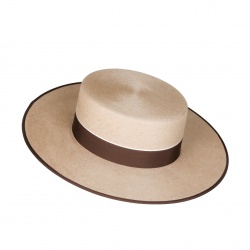 Spanischer Cordobeserhut Sombrero "Córdoba" aus Kaninchenhaar, beige mit breiter Krempe und braunem Hutband, freigestellt
